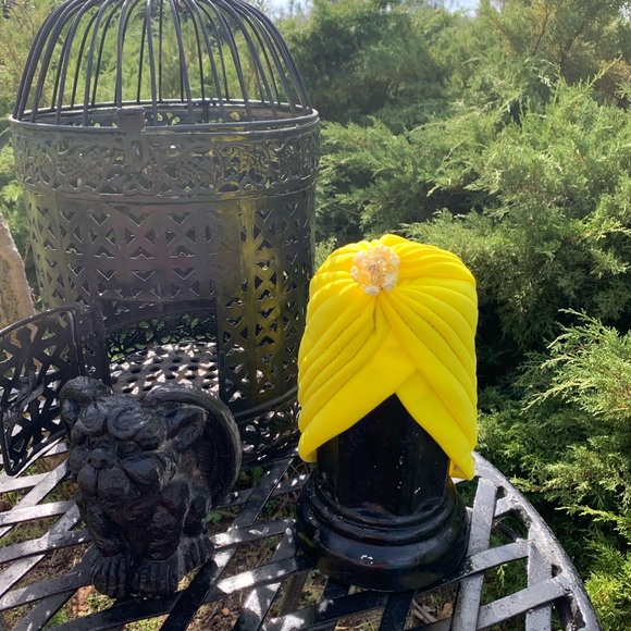 Sunny bright yellow cloche hat accented with a vintage jewelry piece - Picture 7 of 7